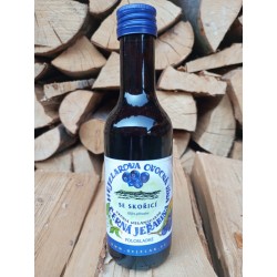 Aronia wine with cinnamon