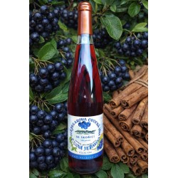 Aronia wine with cinnamon