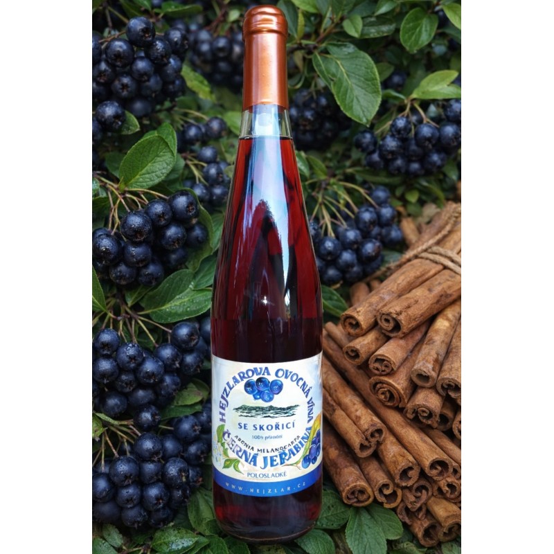 Aronia wine with cinnamon